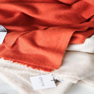  - Throws - Warm Cream Chevron Throw
70% Fine Wool & 30% Cashmere